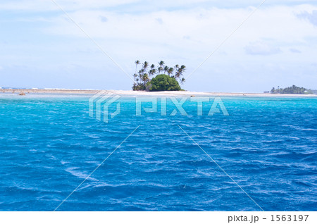 「海 南国 無人島 マジュロ環礁 」の写真素材