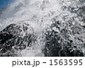 1563595