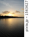 1563627