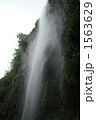 1563629