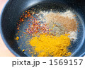 フライパンの中のスパイス