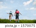 河原を走る小学生