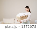 洗濯する主婦イメージ