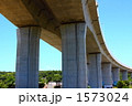 1573024