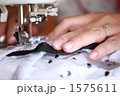 1575611