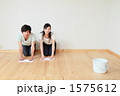 拭き掃除するカップル