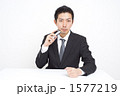 身支度する男性
