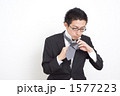 身支度する男性