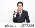 身支度する男性