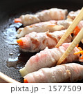 にんじんの豚バラ肉巻きの調理シーン