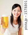 乾杯する女性
