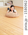 くつろぐ女性