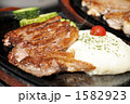1582923