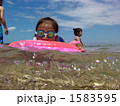 ビーチマットの少女