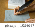 占星術原書を羽根ペンで筆写する