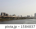 川と高速道路の風景