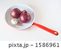 フライパンの中の赤玉ねぎとにんにく