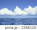 海の色