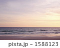 海の色