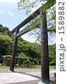 1589882