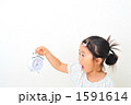 目覚まし時計を見て驚く子供