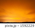 1592229