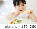おいしそうにランチを食べる３歳の女の子