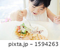 楽しそうにランチを食べる３歳の女の子