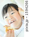 おいしそうにワッフルを食べる３歳の女の子