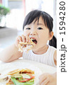 ワッフルにかぶりつく幼女