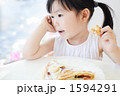 楽しそうにランチを食べる幼女
