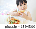３歳の女の子ときれいな食卓