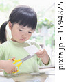 鋏を上手に使う３歳の女の子