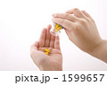 錠剤を手に取る