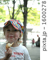 微笑みながらパンを食べる子供