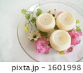 キャンドルと造花（右）