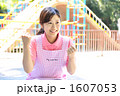 1607053