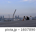 1607890