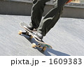 1609383