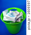 たばこの空箱を捨てる