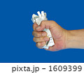 煙草を握り潰す手