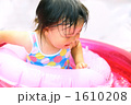プールで遊ぶ子供