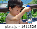 ラムネに興味津々