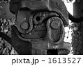 1613527