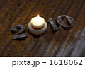 金属プレートとロウソクで作った2010の文字