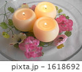 キャンドルと造花（右）