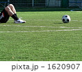フットサルコートに寝転ぶプレーヤーとボール