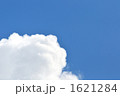 夏の青空と白い雲。夏真っ盛り。