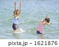 水かけ遊びをする姉妹