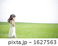 草原と20代女性